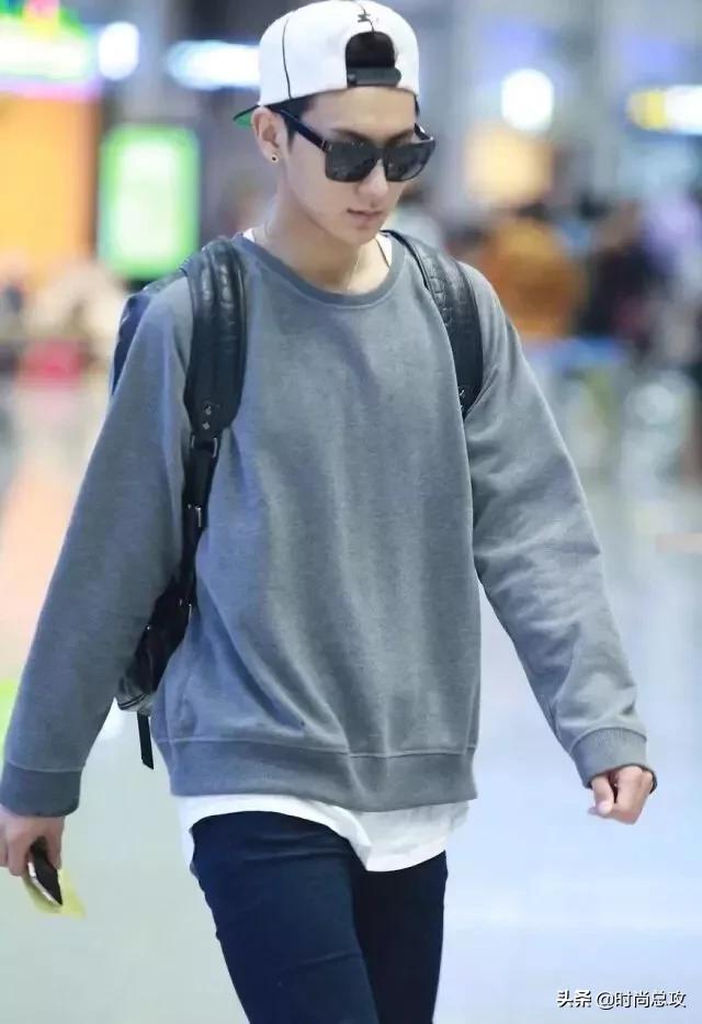 黄子韬新发型,“鸡窝头”意外好看,穿红卫衣配黑裤更帅气有型