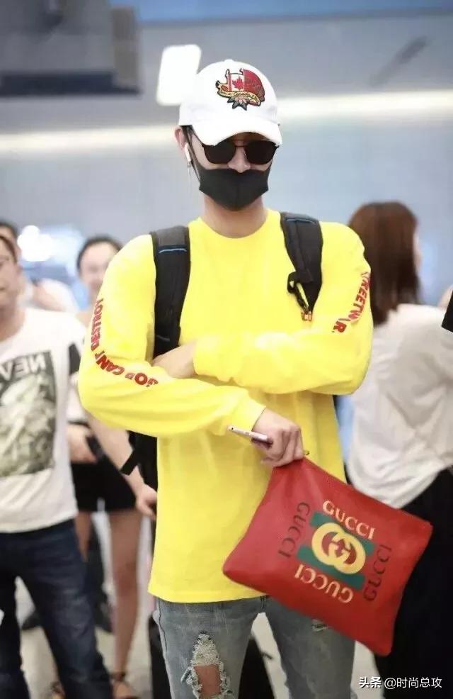 黄子韬新发型,“鸡窝头”意外好看,穿红卫衣配黑裤更帅气有型