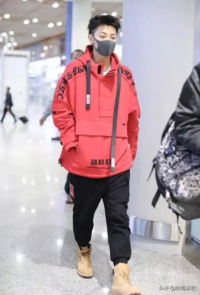 黄子韬新发型,“鸡窝头”意外好看,穿红卫衣配黑裤更帅气有型