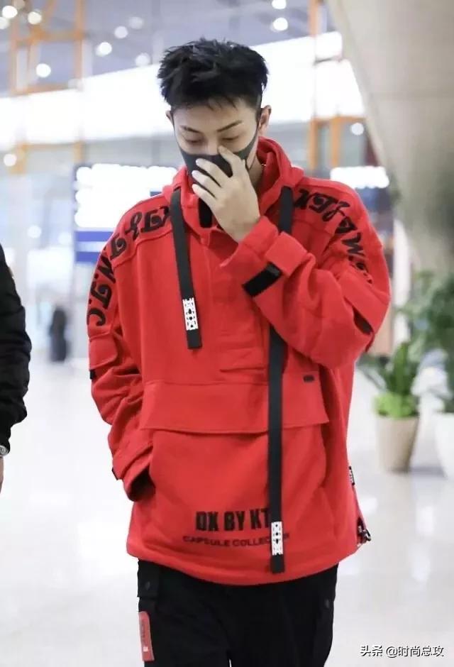 黄子韬新发型,“鸡窝头”意外好看,穿红卫衣配黑裤更帅气有型