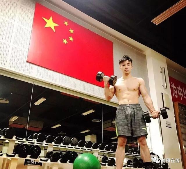 肌肉体操帅哥纪练深火了,萌脸小奶狗有颜有实力~