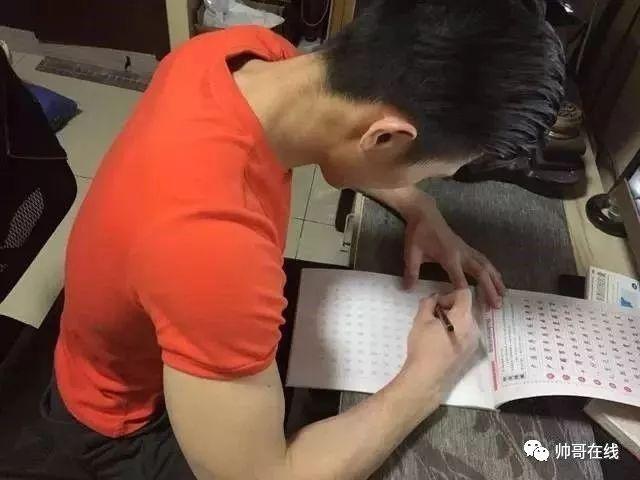 肌肉体操帅哥纪练深火了,萌脸小奶狗有颜有实力~