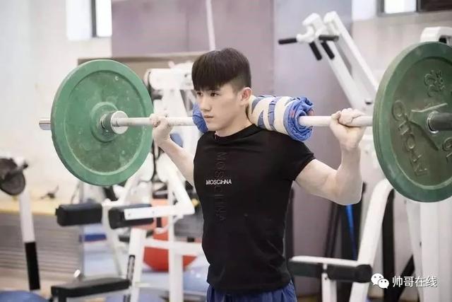 肌肉体操帅哥纪练深火了,萌脸小奶狗有颜有实力~