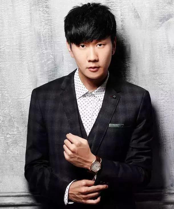 微胖圆脸男生剪什么发型好?