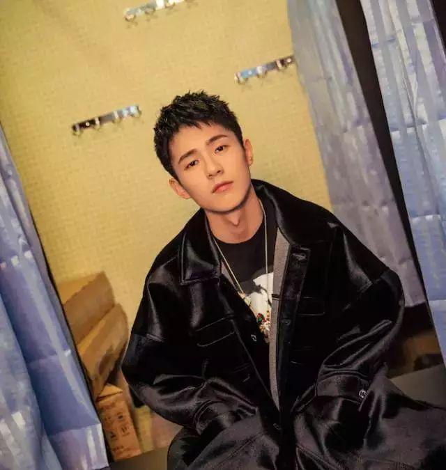 微胖圆脸男生剪什么发型好?