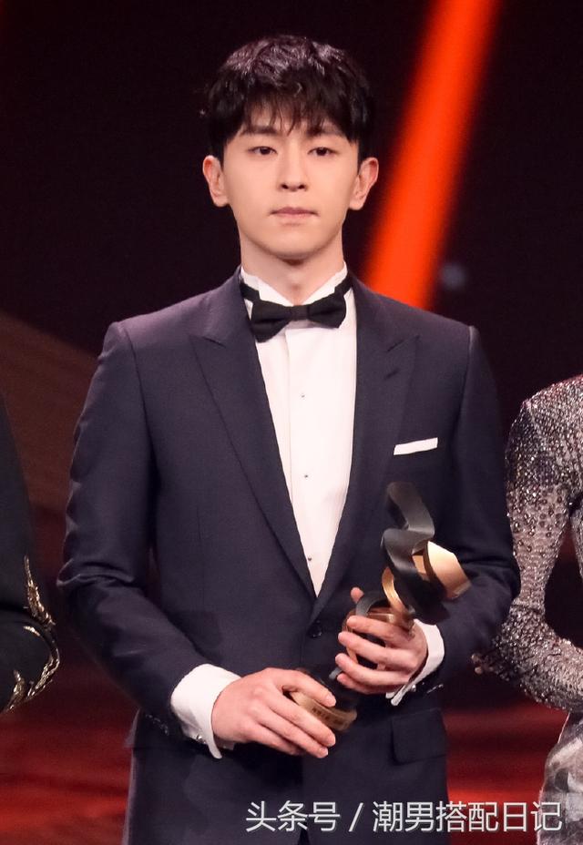 行走的治愈系,看“一本正经”的邓伦如何搭出不一样的自己