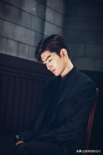 王子异 张翰穿格纹大衣，内搭白色连帽衫，网友；越活越年轻了