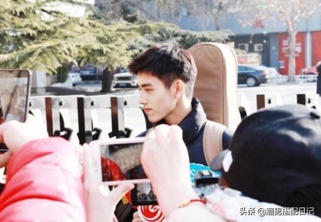 陈飞宇一身休闲装现身北电复试,阳光大男孩就这样穿搭