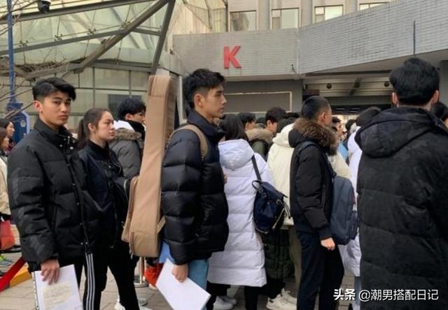 陈飞宇一身休闲装现身北电复试,阳光大男孩就这样穿搭