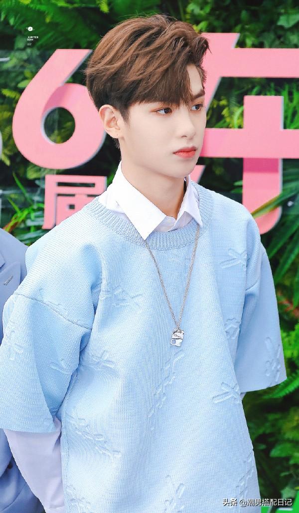 黄明昊现身机场，头戴鸭舌帽身穿三件套，不亏是街拍达人