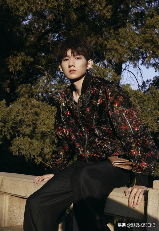 又酷又刚又清新,在万众期待中默默成长的王源,衣品好的没话说