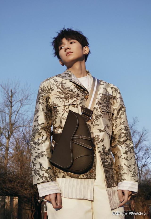 又酷又刚又清新,在万众期待中默默成长的王源,衣品好的没话说