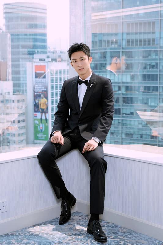 黄景瑜清秀帅气,穿浅色牛仔衣搭铅笔裤,男生这么穿可帅了!