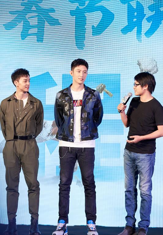 黄景瑜清秀帅气,穿浅色牛仔衣搭铅笔裤,男生这么穿可帅了!