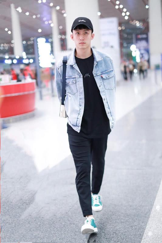 黄景瑜清秀帅气,穿浅色牛仔衣搭铅笔裤,男生这么穿可帅了!