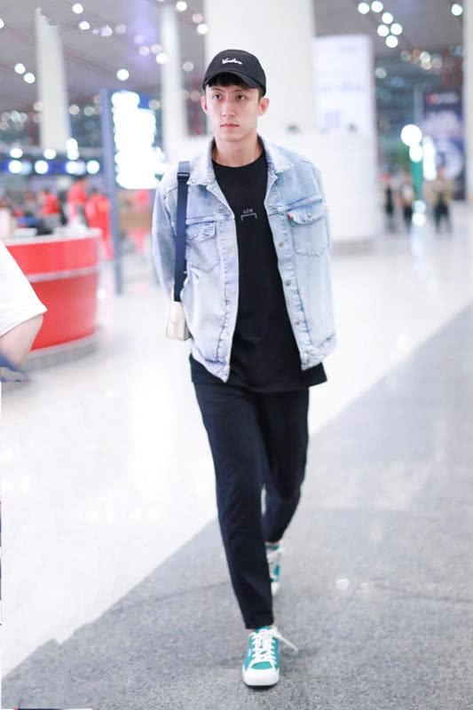 黄景瑜清秀帅气,穿浅色牛仔衣搭铅笔裤,男生这么穿可帅了!