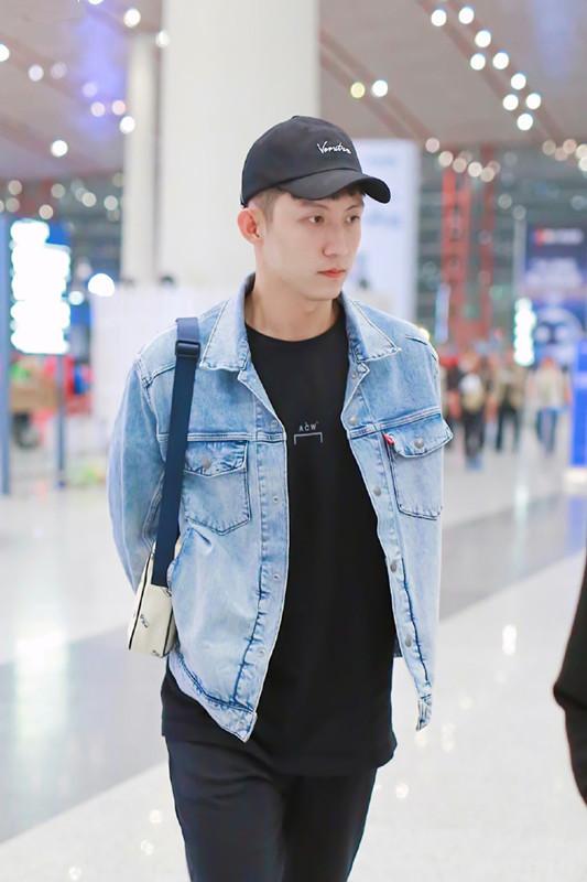 黄景瑜清秀帅气,穿浅色牛仔衣搭铅笔裤,男生这么穿可帅了!