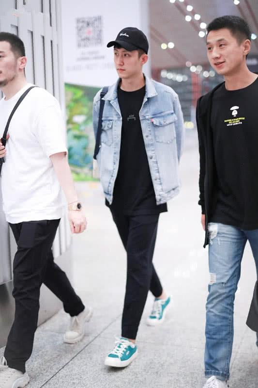 黄景瑜清秀帅气,穿浅色牛仔衣搭铅笔裤,男生这么穿可帅了!