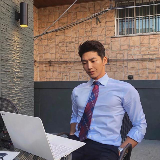 大胸肌泳裤男模轮廓太明显,大鼻子配腱子肉真是超可口