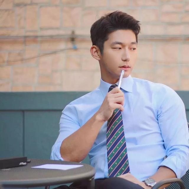 大胸肌泳裤男模轮廓太明显,大鼻子配腱子肉真是超可口