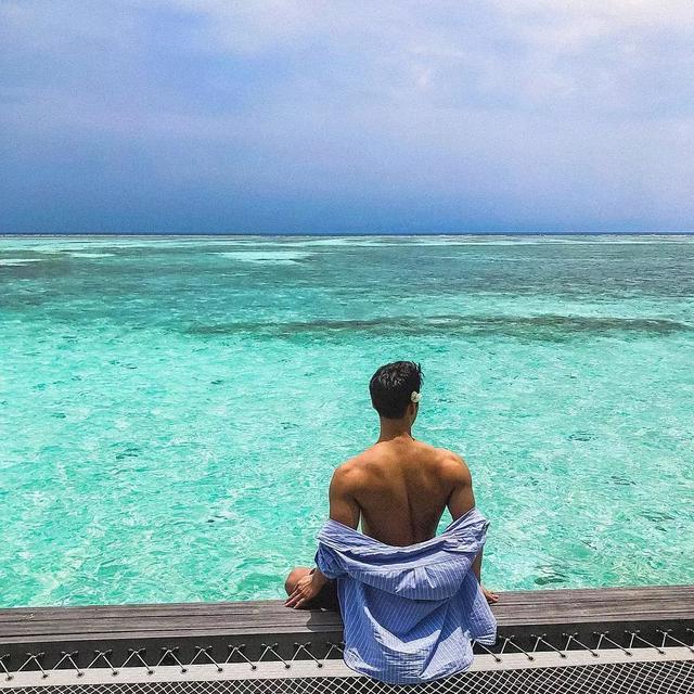 大胸肌泳裤男模轮廓太明显,大鼻子配腱子肉真是超可口