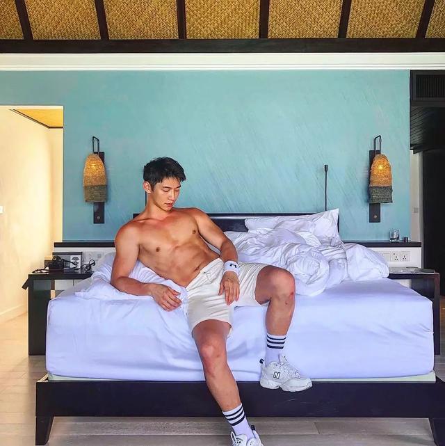 大胸肌泳裤男模轮廓太明显,大鼻子配腱子肉真是超可口