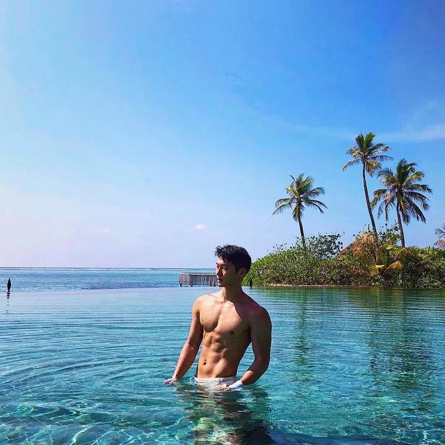 大胸肌泳裤男模轮廓太明显,大鼻子配腱子肉真是超可口