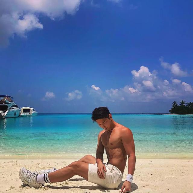 大胸肌泳裤男模轮廓太明显,大鼻子配腱子肉真是超可口