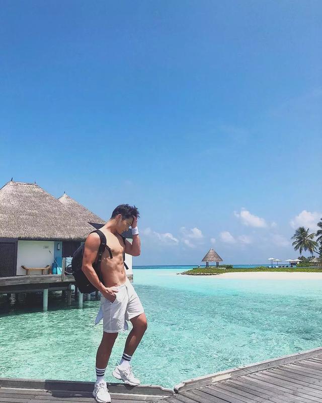 大胸肌泳裤男模轮廓太明显,大鼻子配腱子肉真是超可口