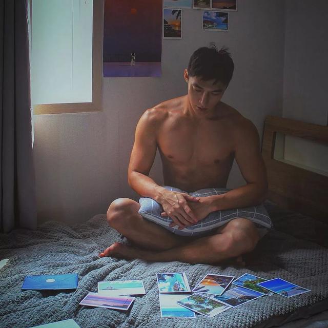 大胸肌泳裤男模轮廓太明显,大鼻子配腱子肉真是超可口