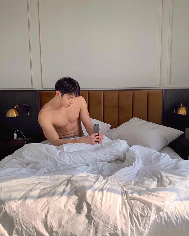 大胸肌泳裤男模轮廓太明显,大鼻子配腱子肉真是超可口