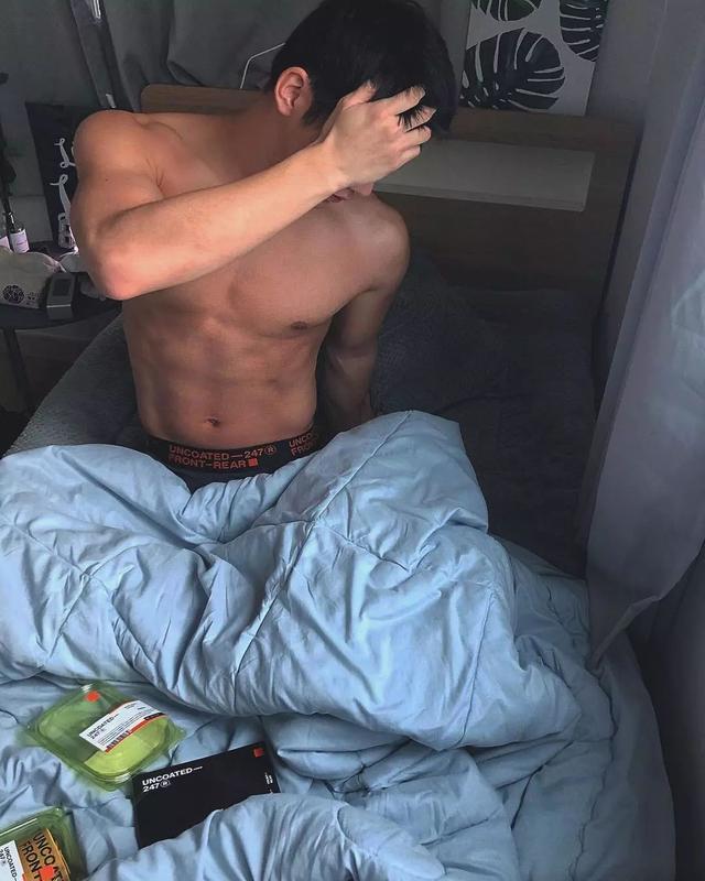 大胸肌泳裤男模轮廓太明显,大鼻子配腱子肉真是超可口