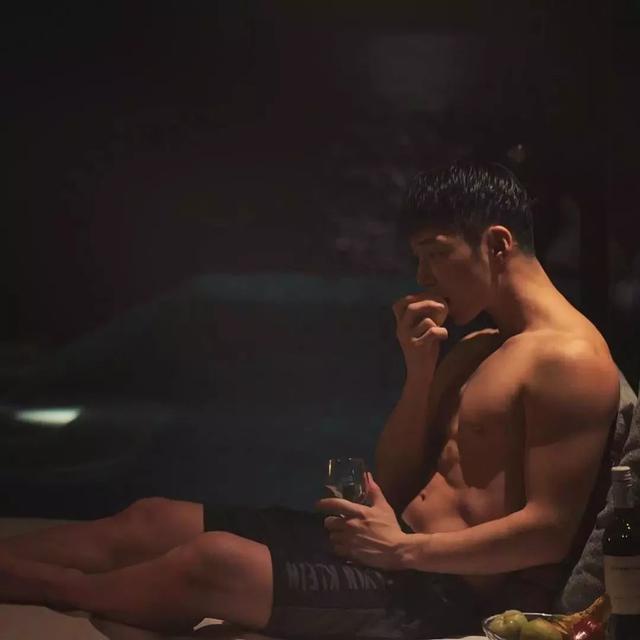 大胸肌泳裤男模轮廓太明显,大鼻子配腱子肉真是超可口