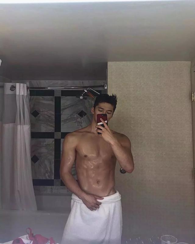 大胸肌泳裤男模轮廓太明显,大鼻子配腱子肉真是超可口