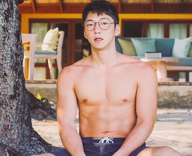 大胸肌泳裤男模轮廓太明显,大鼻子配腱子肉真是超可口