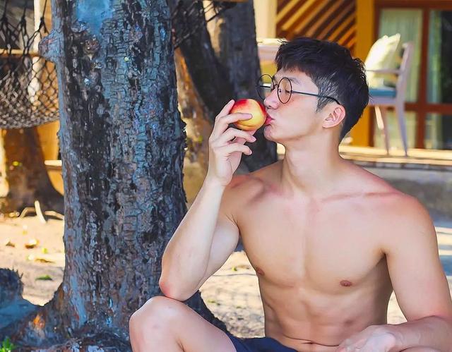 大胸肌泳裤男模轮廓太明显,大鼻子配腱子肉真是超可口