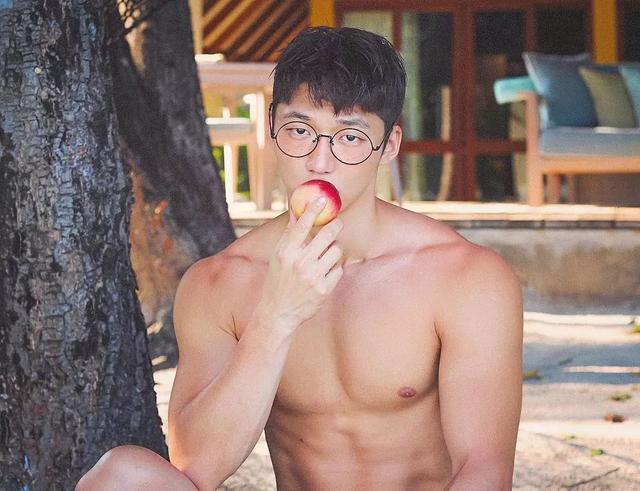 大胸肌泳裤男模轮廓太明显,大鼻子配腱子肉真是超可口