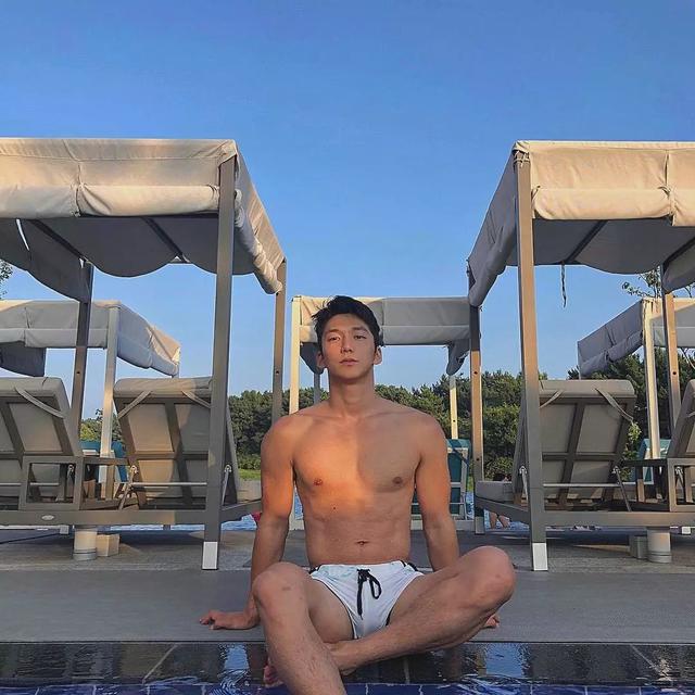 大胸肌泳裤男模轮廓太明显,大鼻子配腱子肉真是超可口