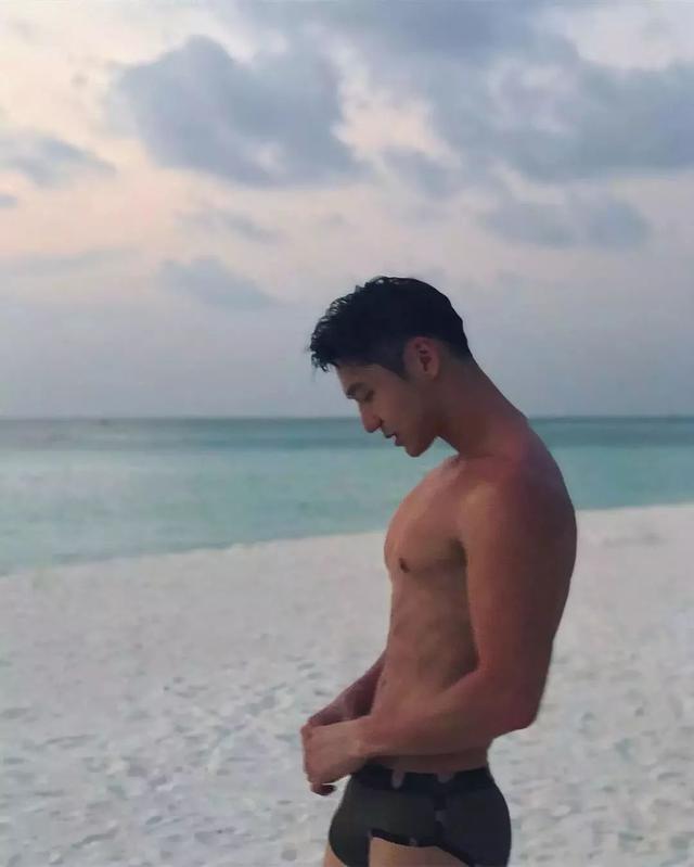 大胸肌泳裤男模轮廓太明显,大鼻子配腱子肉真是超可口