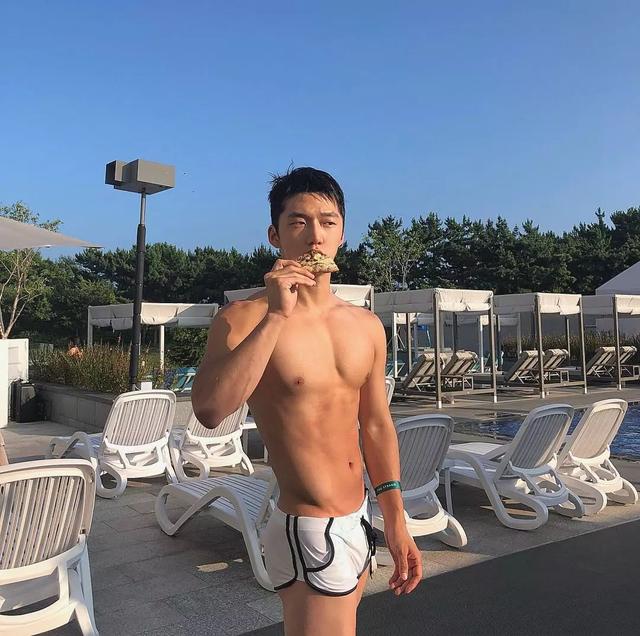 大胸肌泳裤男模轮廓太明显,大鼻子配腱子肉真是超可口