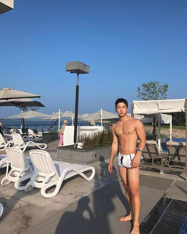 大胸肌泳裤男模轮廓太明显,大鼻子配腱子肉真是超可口