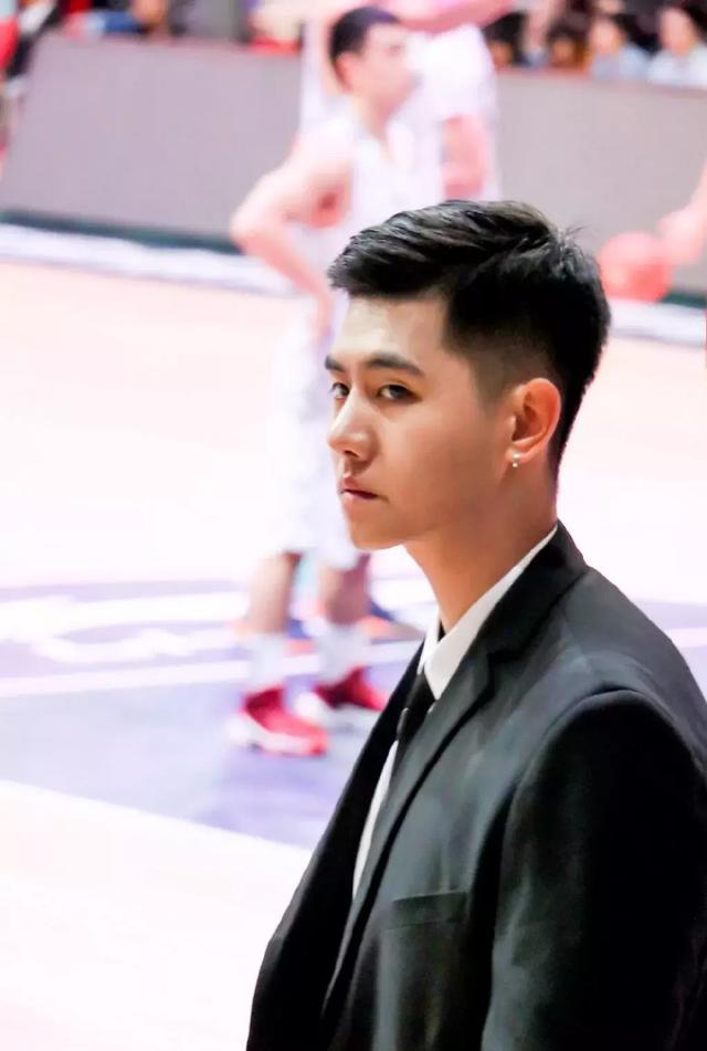 长腿高个篮球校草刷屏网络,尤其是正装令人着迷!