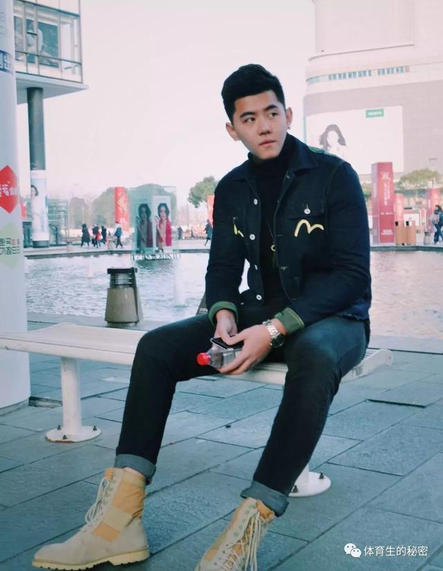 长腿高个篮球校草刷屏网络,尤其是正装令人着迷!