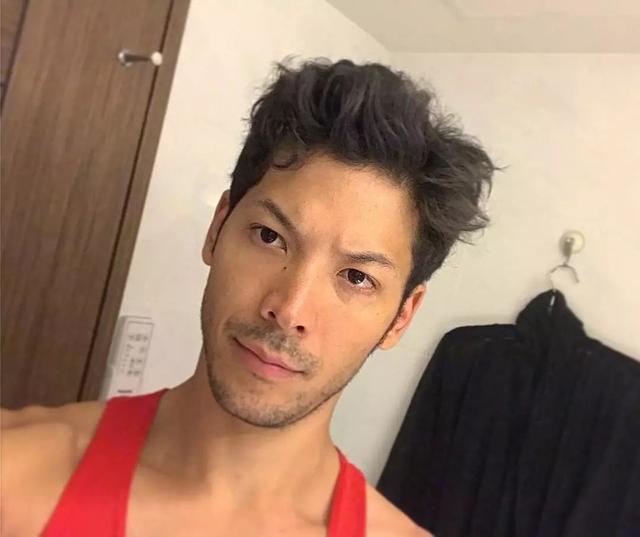 男模被批修图过猛?真相是那里歪了