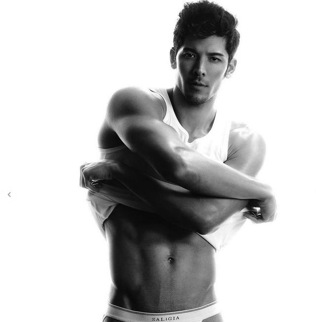 男模被批修图过猛?真相是那里歪了