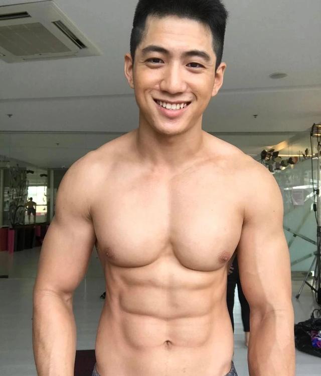 男模被批修图过猛?真相是那里歪了