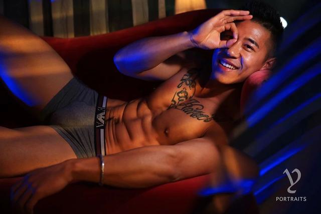 男模被批修图过猛?真相是那里歪了