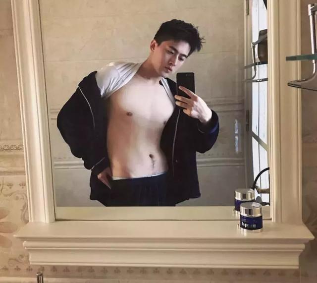 对这种眉清目秀,唇红齿白的小狼狗,你的抵抗力还好吗