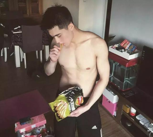 对这种眉清目秀,唇红齿白的小狼狗,你的抵抗力还好吗