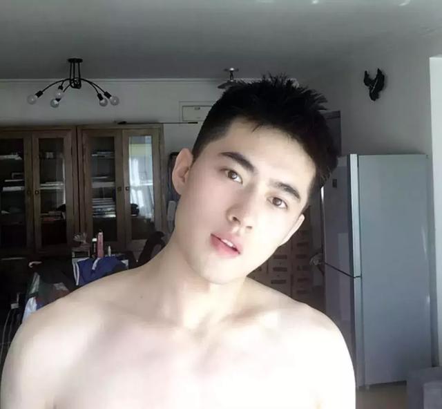 对这种眉清目秀,唇红齿白的小狼狗,你的抵抗力还好吗